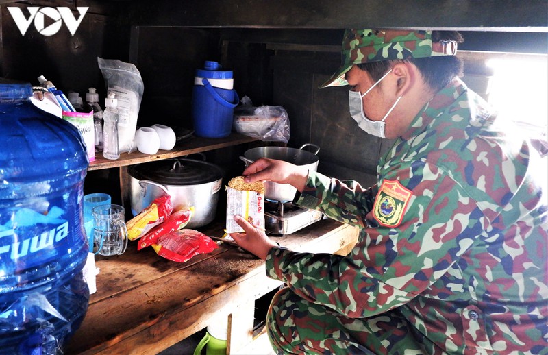 Mì gói là bữa sáng chủ yếu của các cán bộ chiến sỹ tại các chốt phòng chống dịch.