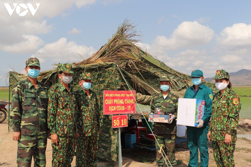 Bộ đội Biên phòng tỉnh An Giang đã thành lập 136 chốt phòng chống dịch Covid-19; đã phát hiện, bắt giữ gần 400 người xuất cảnh, nhập cảnh trái phép qua biên giới.