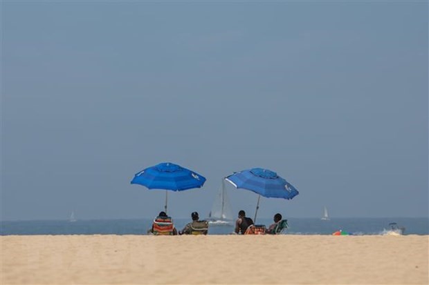 Người dân tránh nóng trên bãi biển tại Venice, California, Mỹ, ngày 15/8/2020. (Nguồn: AFP/TTXVN)