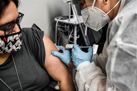 Tiêm vaccine ngừa COVID-19 cho một tình nguyện viên tại Hollywood, bang Florida, Mỹ, ngày 13/8/2020. Ảnh: AFP/TTXVN