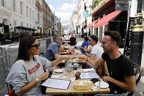Thực khách dùng bữa tại một nhà hàng ở London, Anh ngày 3/8/2020. Ảnh: AFP/TTXVN