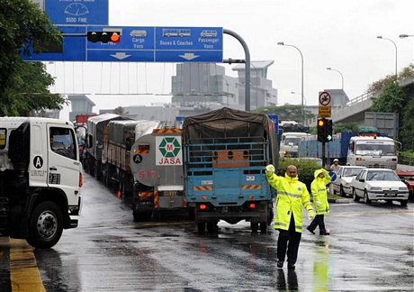 Các phương tiện di chuyển tại khu vực cửa khẩu biên giới Singapore - Malaysia. Ảnh: AFP/ TTXVN