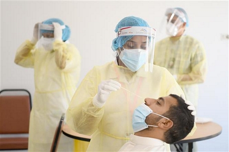 Nhân viên y tế lấy mẫu dịch xét nghiệm COVID-19 cho người dân tại Kuwait ngày 17/8/2020. Ảnh: THX/ TTXVN