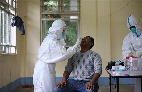 Nhân viên y tế lấy mẫu dịch xét nghiệm COVID-19 cho người dân tại Nay Pyi Taw, Myanmar, ngày 16/8/2020. Ảnh: THX/ TTXVN