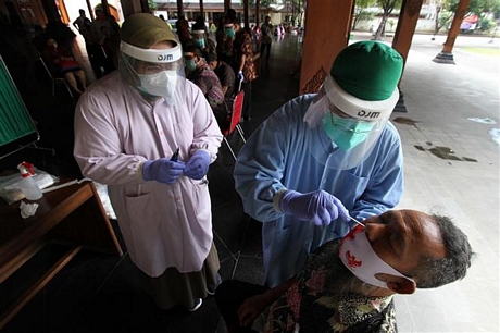 Nhân viên y tế lấy mẫu xét nghiệm COVID-19 tại Surakarta, Indonesia. Ảnh: THX/TTXVN