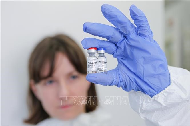  Nghiên cứu viên giới thiệu vaccine ngừa COVID-19 của Nga. Ảnh: THX/TTXVN