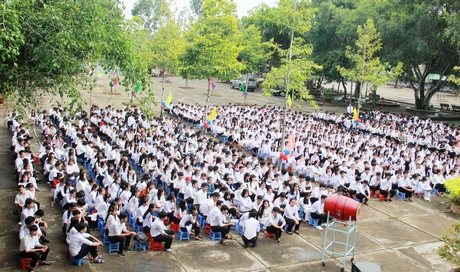 Lễ khai giảng năm học mới 2020- 2021 tại Vĩnh Long sẽ tập trung ít học sinh hơn các năm học trước. Trong ảnh: Lễ khai giảng năm học 2019- 2020 tại Trường THPT Mang Thít.
