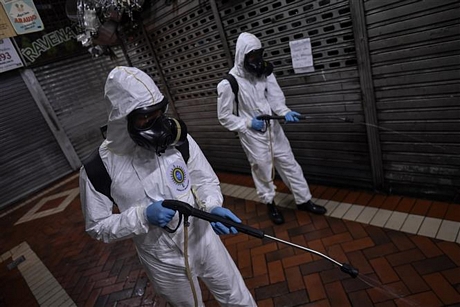  Quân đội Brazil phun thuốc khử trùng nhằm ngăn chặn sự lây lan của dịch COVID-19 tại Minas Gerais, Brazil, ngày 18/8/2020. Ảnh: AFP/TTXVN