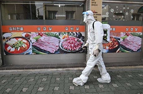  Nhân viên phun thuốc khử trùng nhằm ngăn chặn sự lây của dịch COVID-19 ở Seoul, Hàn Quốc, ngày 19/8/2020. Ảnh: AFP/TTXVN