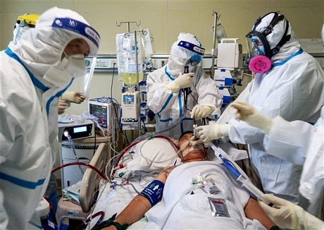  Nhân viên y tế điều trị cho bệnh nhân COVID-19 tại bệnh viện ở Bắc Kinh, Trung Quốc, ngày 25/7/2020. Ảnh: THX/ TTXVN