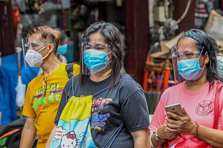 Người dân đeo khẩu trang phòng lây nhiễm COVID-19 tại một chợ ở Manila, Philippines. Ảnh: THX/TTXVN
