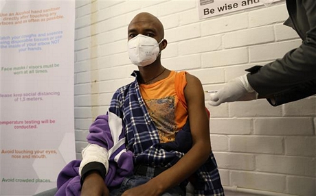  Nhân viên y tế thử nghiệm vaccine phòng COVID-19 trên tình nguyện viên tại Soweto, Nam Phi, ngày 24/6/2020. Ảnh: AFP/ TTXVN
