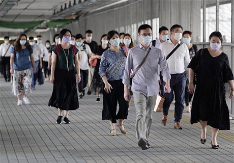  Người dân đeo khẩu trang phòng dịch COVID-19 tại Hong Kong, Trung Quốc ngày 13/8/2020. Ảnh: THX/TTXVN
