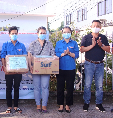 Bà Nguyễn Thị Quyên Thanh- Tỉnh ủy viên, Phó Chủ tịch UBND tỉnh cùng nhà tài trợ trao gel rửa tay sát khuẩn và khẩu trang cho đại diện các cơ sở Đoàn
