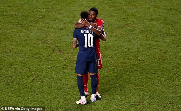 David Alaba an ủi Neymar sau trận đấu.