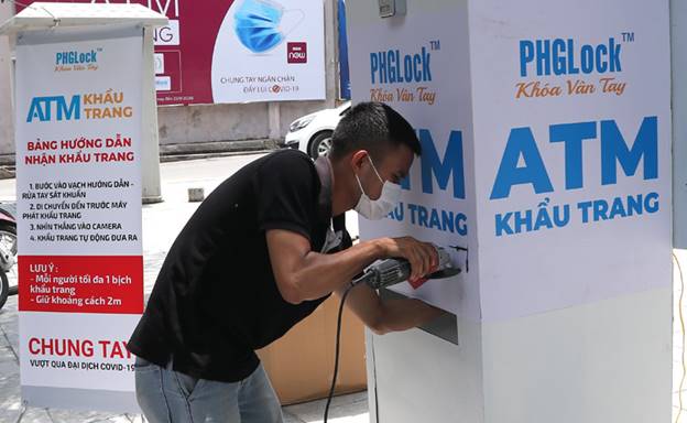 Máy “ATM khẩu trang” miễn phí đầu tiên ở TP Hà Nội chính thức hoạt động, góp phần vào công tác phòng, chống dịch COVID- 19.