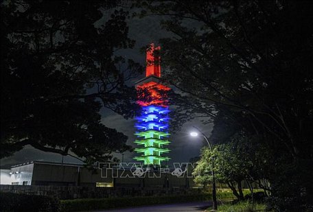 Tháp Olympic được trang hoàng tại công viên Olympic Komazawa ở Tokyo, Nhật Bản ngày 24/8/2020. Ảnh: AFP/TTXVN