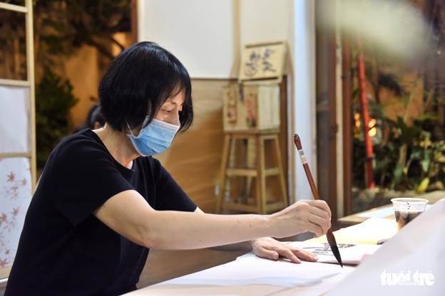 Chị Koizumi, người Nhật Bản, tham gia lớp học viết thư pháp đã được nửa năm