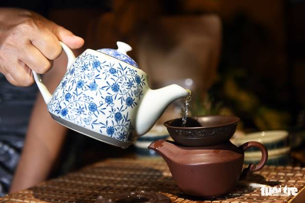 Nếu khách lần đầu tiên pha trà thì sẽ có hướng dẫn in sẵn, hoặc có thể nhờ một bạn trong nhà hướng dẫn