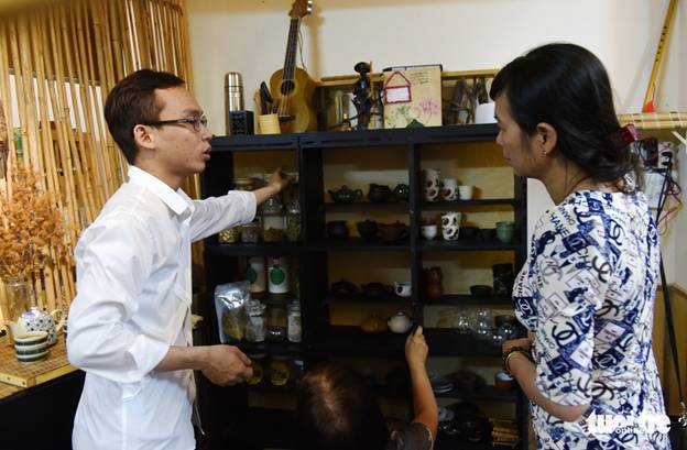 Dương Hữu Thuận - một trong những bạn trẻ chịu trách nhiệm về quán - giới thiệu cho khách lần đầu tiên đến quán về những loại trà và cách pha