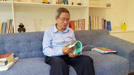 Giáo sư Nguyễn Minh Thuyết cầm trên tay bản mẫu của sách 