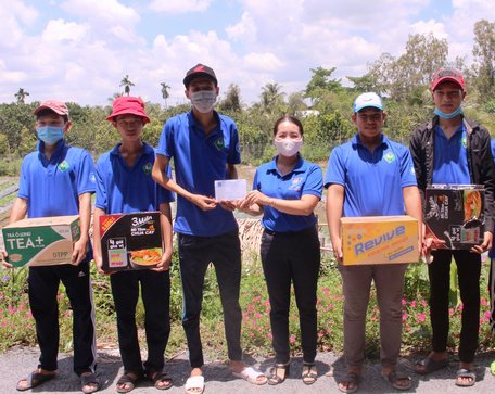 Phó Bí thư Tỉnh Đoàn Vĩnh Long Nguyễn Thụy Yến Phương thăm hỏi và tặng quà cho sinh viên Trường ĐH sư phạm kỹ thuật Vĩnh Long