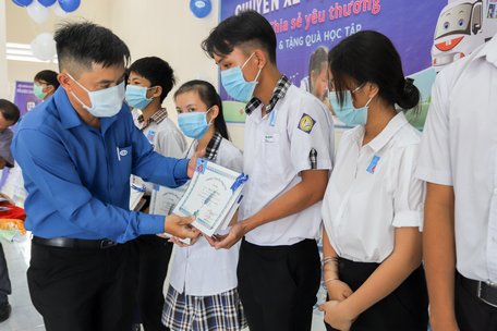 Ông Phan Công Trực- Giám đốc Chi nhánh CEP Vĩnh Long trao học bổng cho các em học sinh ở xã Lộc Hòa (Long Hồ).