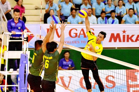 Từ Thanh Thuận (Sanest Khánh Hòa, áo sáng màu) tại Vòng 2 Giải Bóng chuyền VĐQG 2019.