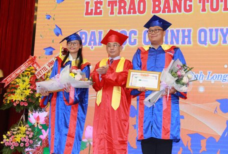 Ông Lương Minh Cừ- Hiệu trưởng Trường ĐH Cửu Long khen thưởng cho 2 sinh viên xuất sắc toàn khóa 17.