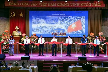 Các đại biểu cắt băng khai mạc Trưng bày chuyên đề cấp quốc gia Việt Nam - Độc lập tự cường. (Ảnh: Thành Đạt/TTXVN)