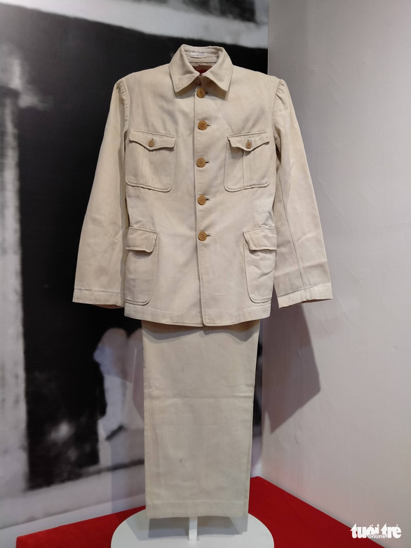 Bộ quần áo kaki Chủ tịch Hồ Chí Minh đã mặc sau ngày Cách mạng Tháng Tám thành công - Ảnh: T.ĐIỂU