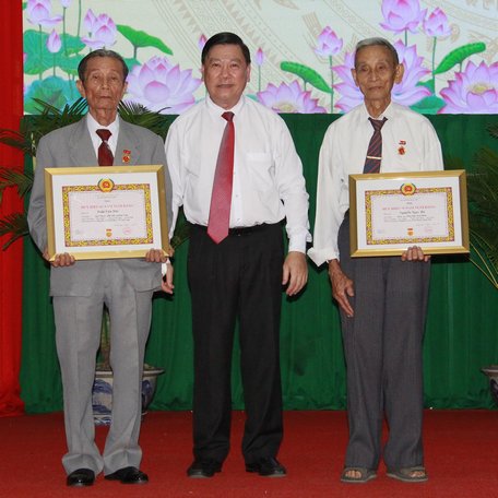 Bí thư Tỉnh ủy- Trần Văn Rón trao Huy hiệu 75 năm tuổi Đảng cho đảng viên.