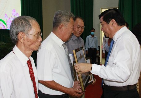 Phó Bí thư Thường trực Tỉnh ủy- Bùi Văn Nghiêm trao Huy hiệu Đảng cho đảng viên.