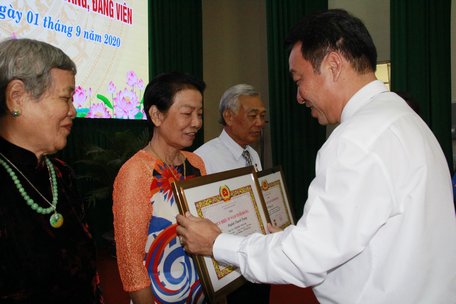 Chủ tịch UBND tỉnh- Lữ Quang Ngời trao Huy huy Đảng cho đảng viên.