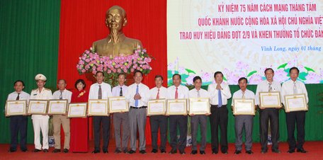 Phó Bí thư Thường trực Tỉnh ủy- Bùi Văn Nghiêm và Chủ tịch UBND tỉnh- Lữ Quang Ngời trao bằng khen cho các tổ chức cơ sở đảng hoàn thành xuất sắc nhiệm vụ 5 năm liền (2015- 2019).