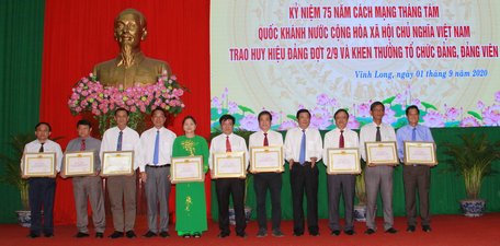 Phó Bí thư Thường trực Tỉnh ủy- Bùi Văn Nghiêm và Chủ tịch UBND tỉnh- Lữ Quang Ngời trao bằng khen cho đảng viên hoàn thành xuất sắc nhiệm vụ 5 năm liền (2015- 2019).