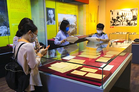 Thông qua trưng bày, Bảo tàng Lịch sử quốc gia mong muốn góp phần giúp cho công chúng, đặc biệt là thế hệ trẻ hiểu rõ hơn về mốc son lịch sử Cách mạng tháng Tám 1945, sức mạnh đại đoàn kết dân tộc, giá trị của độc lập, tự do.  Ảnh: Lê Phú/Báo Tin tức
