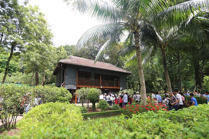 Sau khi viếng Lăng, người dân tham quan nhà sàn, nơi làm việc, ao cá Bác Hồ, quần thể di tích Bảo tàng Hồ Chí Minh...