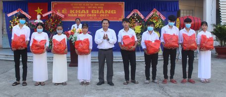 Ông Lâm Đặng Hồng Sơn- Trưởng Phòng Chính trị- Tư tưởng Sở SD- ĐT  trao quà cho các em học sinh vượt khó, học giỏi.