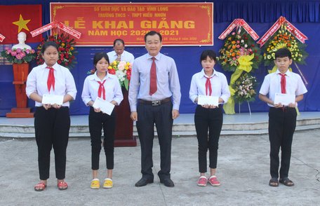 Phó Chủ tịch HĐND tỉnh- Nguyễn Minh Dũng trao học bổng của UBMTTQ Việt Nam tỉnh cho các em học sinh có thành tích tốt trong học tập.