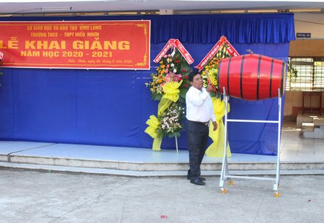 Ông Lê Anh Nghĩa- Phó Bí thư thường trực Huyện ủy, Chủ tịch HĐND huyện Vũng Liêm đánh trống khai trường.