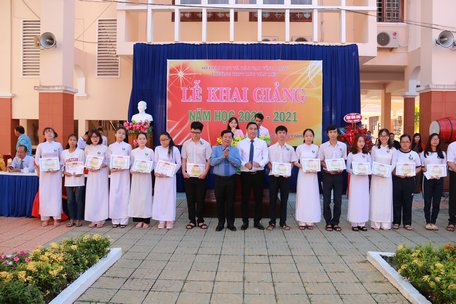 Ông Đặng Văn Lượng- Phó Bí thư Thành ủy, Chủ tịch UBND TP Vĩnh Long khen thưởng HS đạt điểm cao nhất các môn thi tốt nghiệp THPT vừa qua.