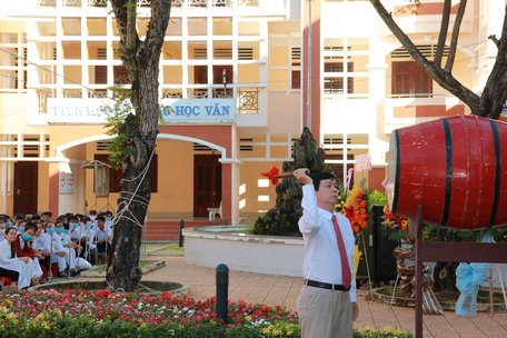 Thầy Nguyễn Ngọc Khương- Hiệu trưởng Trường THPT Lưu Văn Liệt đánh hồi trống khai giảng năm học 2020-2021.
