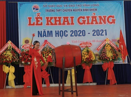  Phó Chủ tịch UBND tỉnh- Nguyễn Thị Quyên Thanh đánh trống khai trường năm học mới 2020- 2021.