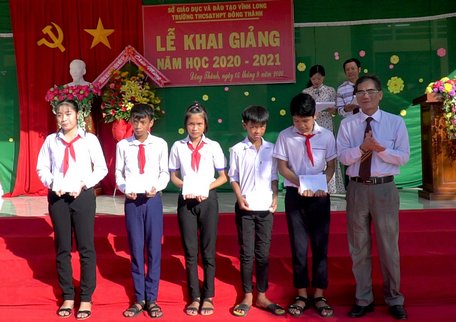 Phó Chủ tịch Thường trực UBND tỉnh- Lê Quang Trung trao học bổng cho các em học sinh có thành tích tốt trong học tập