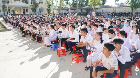 Học sinh Trường THCS- THPT Đông Thành trong buổi lễ khai giảng năm học mới.