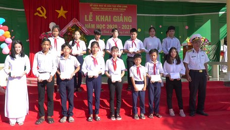 3. Đại tá Trần Khắc Tứ, Phó giám đốc Nhà máy X55 Hải quân tặng học bổng cho 15 học sinh (1 triệu đồng/suất).