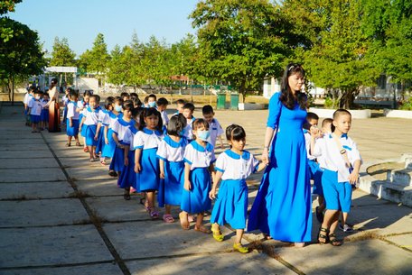 Học sinh lớp 1 Trường Tiểu học Chu Văn An (TP Vĩnh Long) trong ngày khai giảng.