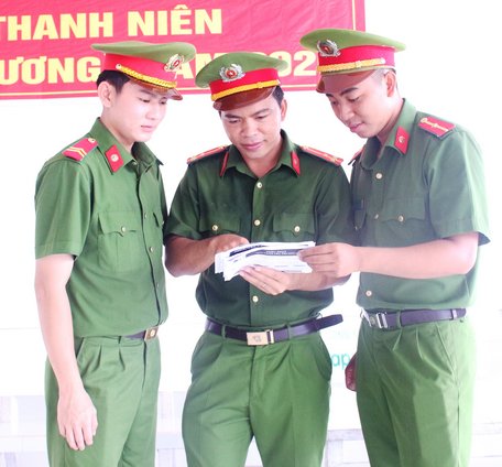 Thượng úy Huỳnh Công Nhân (giữa) có thành tích xuất sắc trong công tác, chiến đấu, xây dựng lực lượng Công an nhân dân.