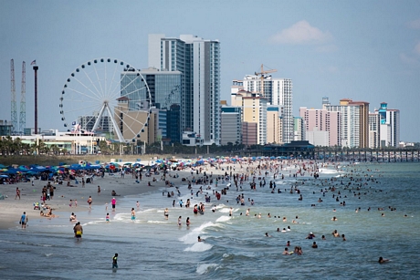 Người dân đổ ra bãi biển Myrtle ở Nam Carolina, Mỹ hôm 5/9/2020. Ảnh: Getty Images